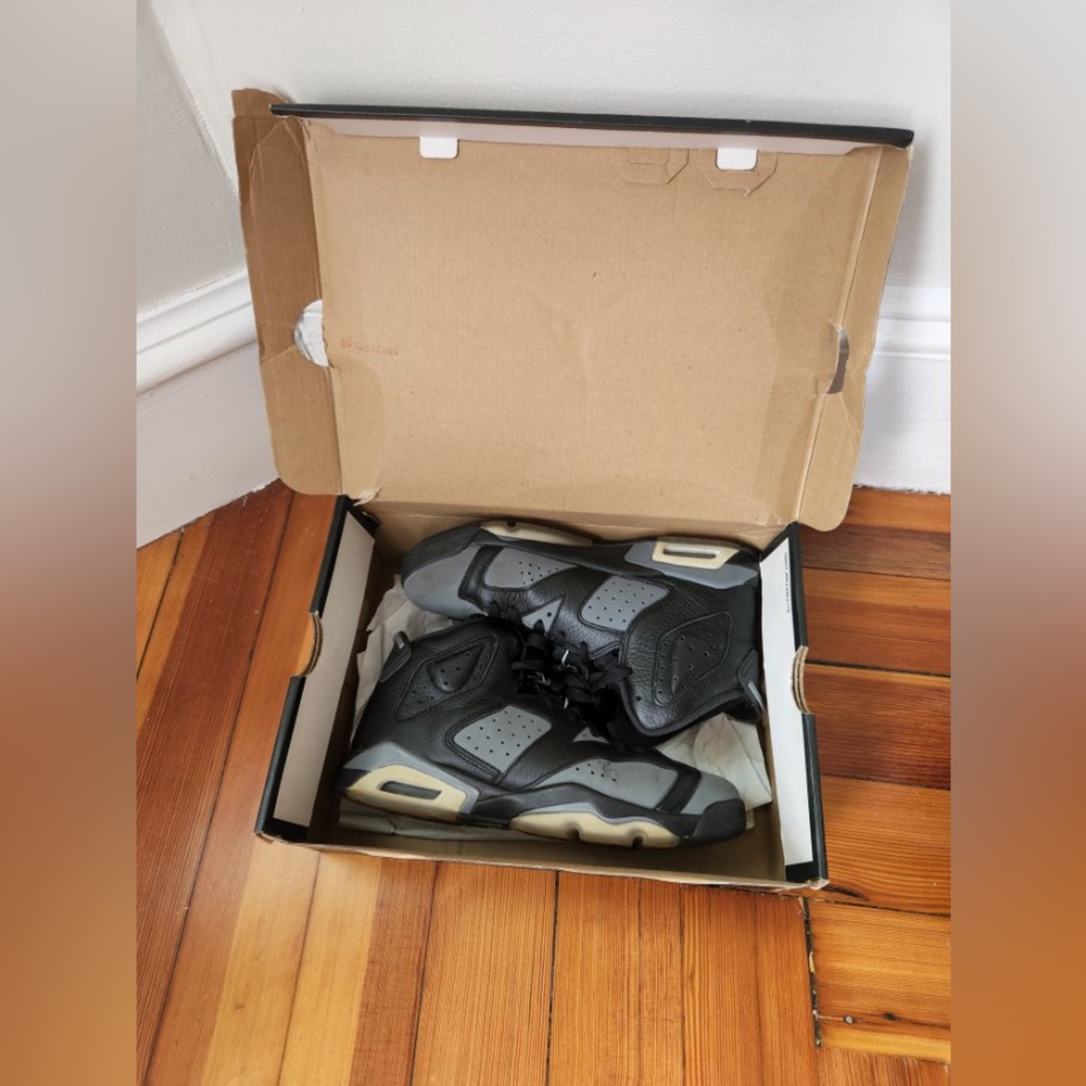 Jordan XII Kids Sneakers in Black and Gray